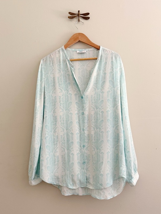 Equipment Tops - Equipment Femme Silk Reptile Snakeskin Print Aqua White Blouse size Large